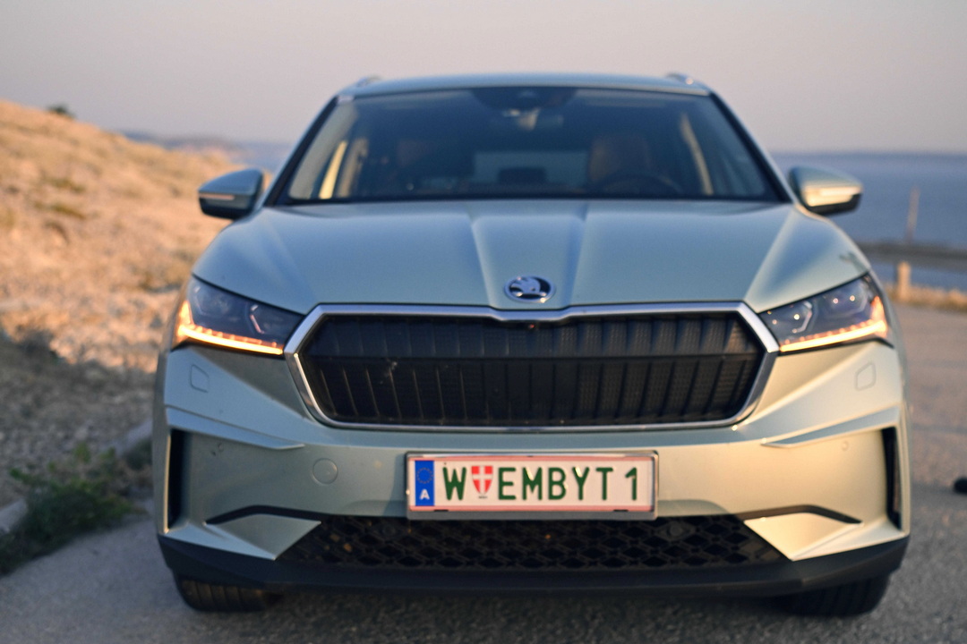 embyt car front
